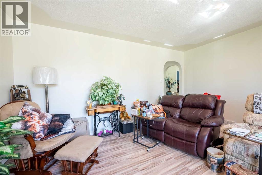 734 4 Street S, Lethbridge, Alberta  T1J 2B1 - Photo 4 - A2309984