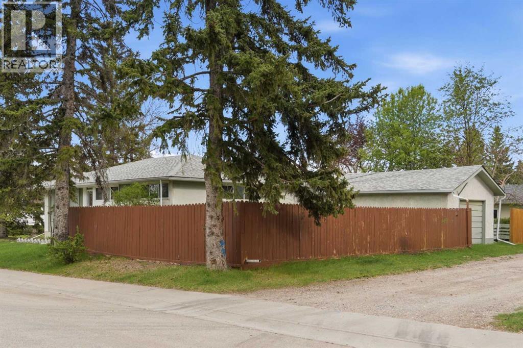 6004 Lloyd Crescent Sw, Calgary, Alberta  T3E 5V7 - Photo 3 - A2312280