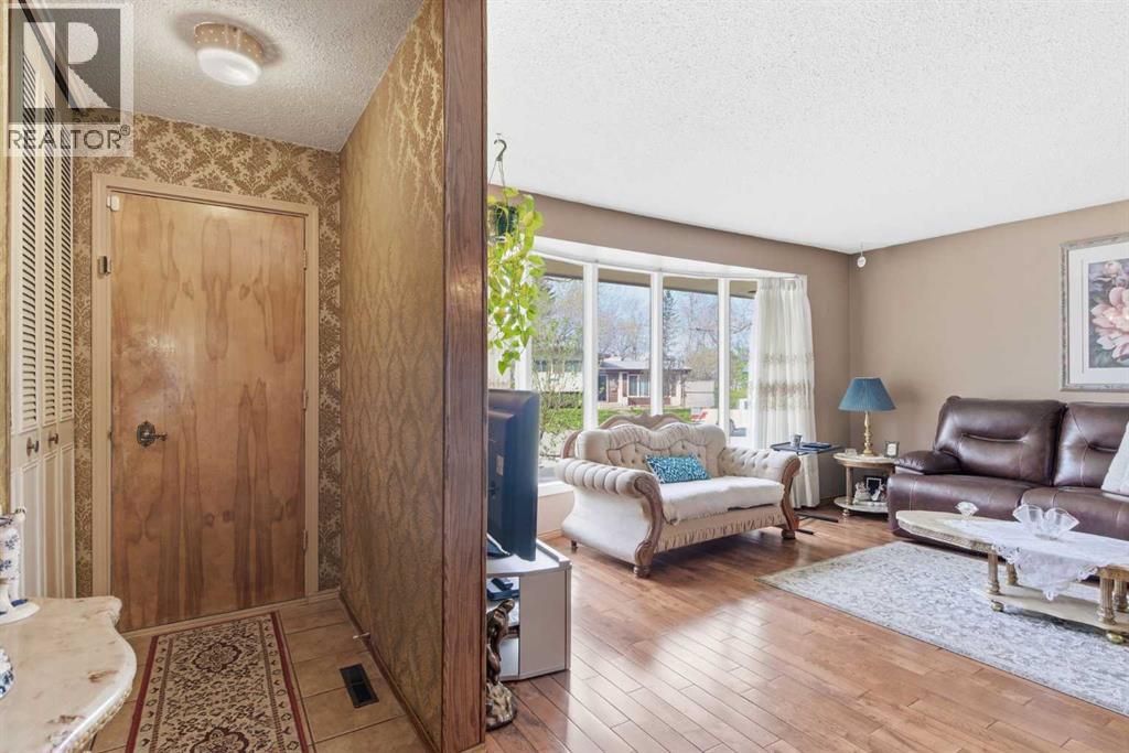 6004 Lloyd Crescent Sw, Calgary, Alberta  T3E 5V7 - Photo 4 - A2312280
