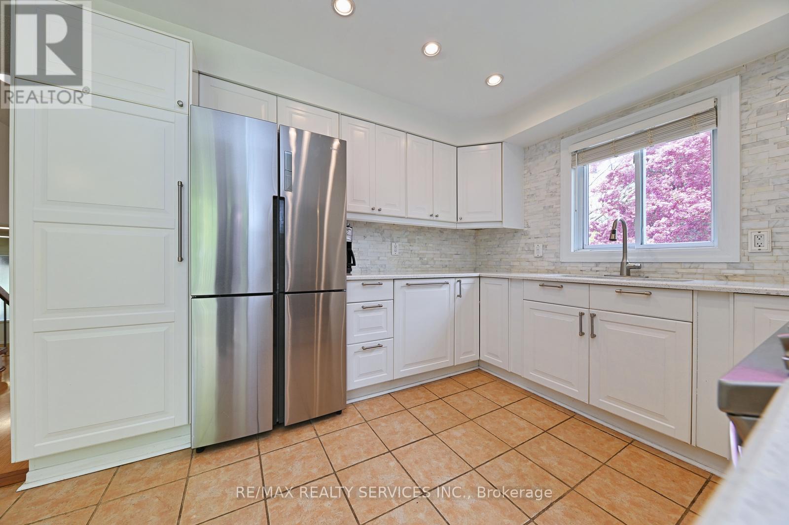 65 Massey Street, Brampton, Ontario  L6S 3A3 - Photo 10 - W13146308