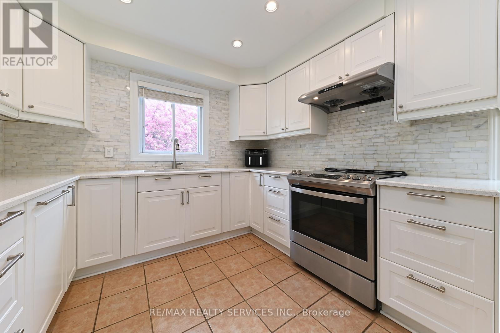 65 Massey Street, Brampton, Ontario  L6S 3A3 - Photo 11 - W13146308
