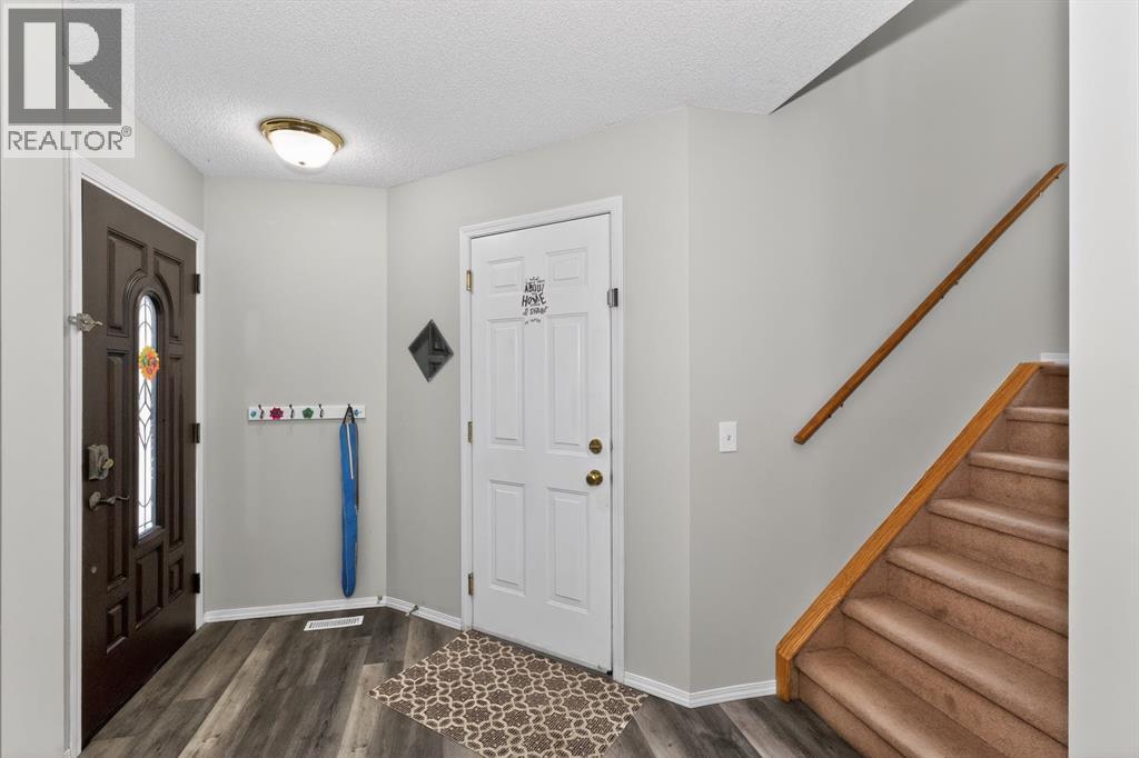 42 Royal Elm Drive NW, Calgary, Alberta  T3G 5P7 - Photo 3 - A2311261