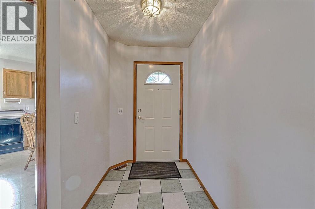 37 Edgepark Villas NW, Calgary, Alberta  T3A 3S2 - Photo 4 - A2310275