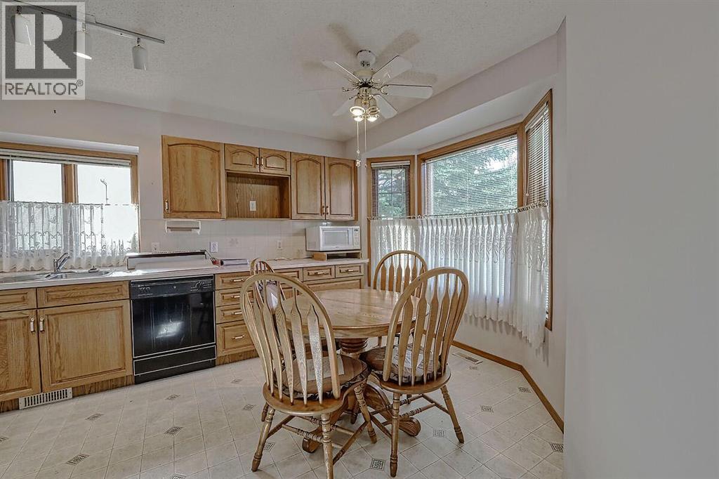 37 Edgepark Villas NW, Calgary, Alberta  T3A 3S2 - Photo 5 - A2310275
