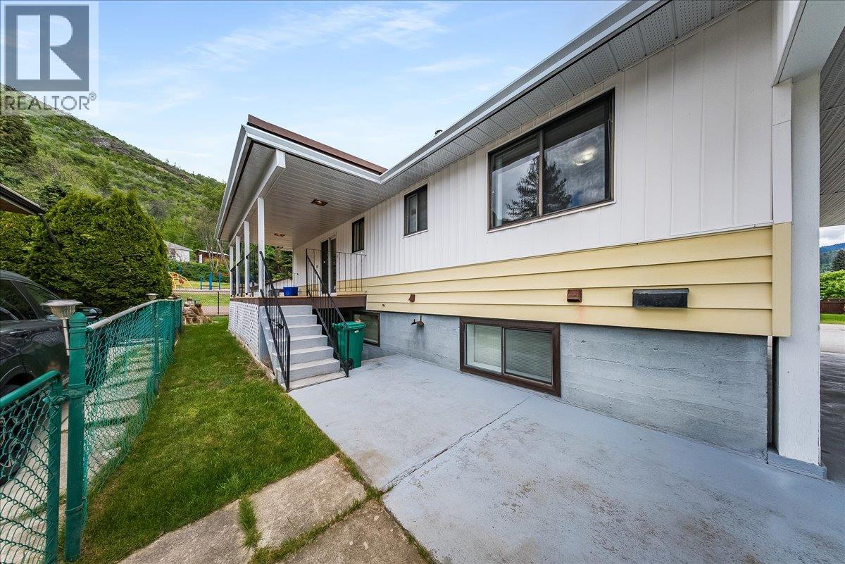 665 6 Street, Montrose, British Columbia  V0G 1P0 - Photo 11 - 10386909