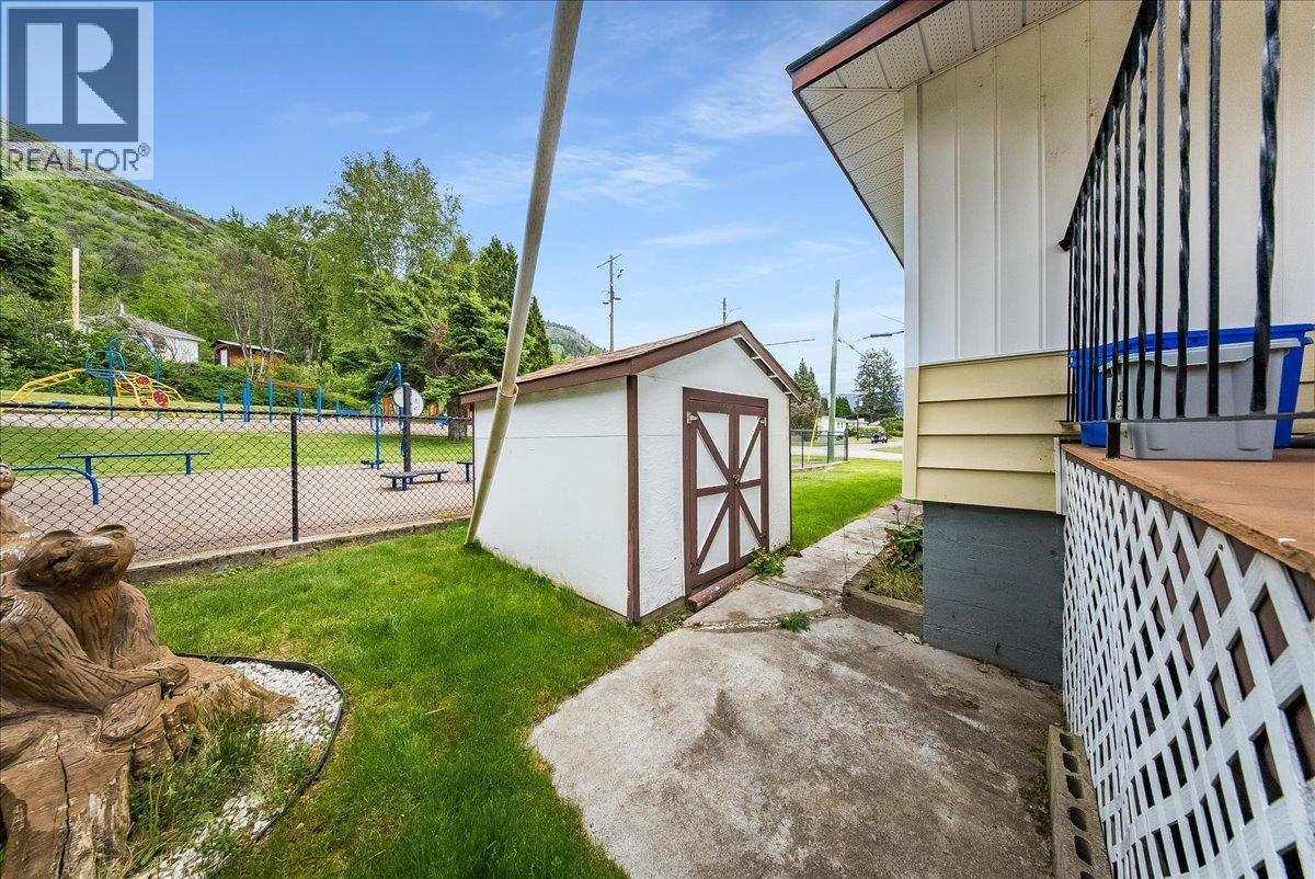 665 6 Street, Montrose, British Columbia  V0G 1P0 - Photo 13 - 10386909