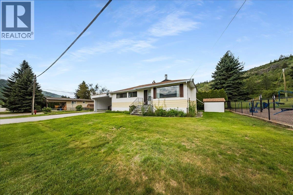 665 6 Street, Montrose, British Columbia  V0G 1P0 - Photo 2 - 10386909