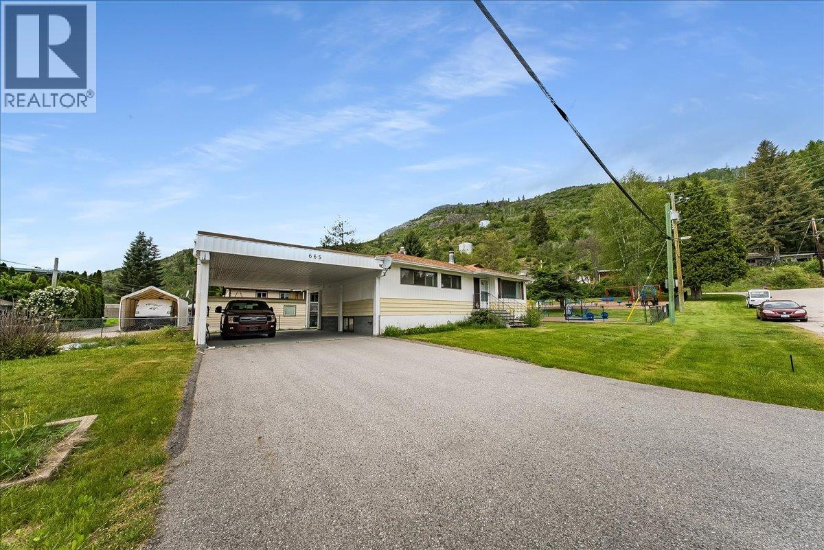 665 6 Street, Montrose, British Columbia  V0G 1P0 - Photo 5 - 10386909