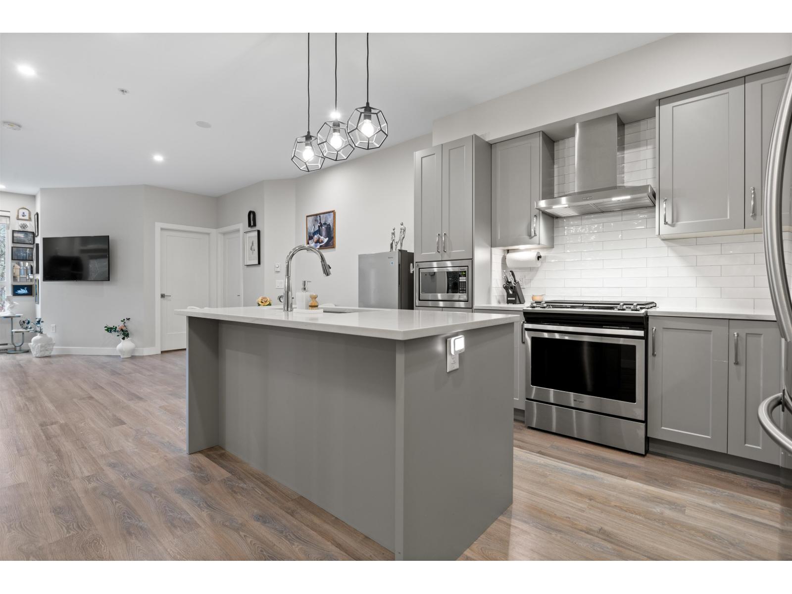201 15436 31 Avenue, Surrey, British Columbia  V3Z 1H3 - Photo 3 - R3125338