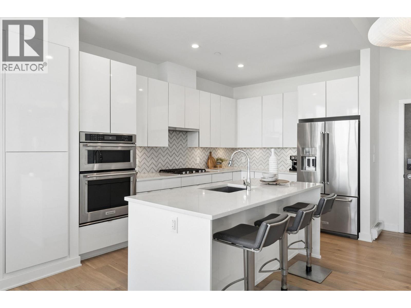 Ph2 200 Nelson's Crescent, New Westminster, British Columbia  V3L 0H9 - Photo 13 - R3125307