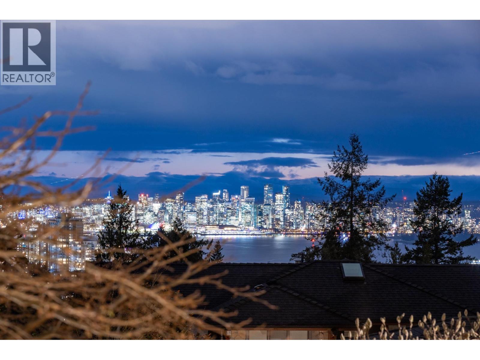 402 Brand Street, North Vancouver, British Columbia  V7N 1E9 - Photo 2 - R3125336