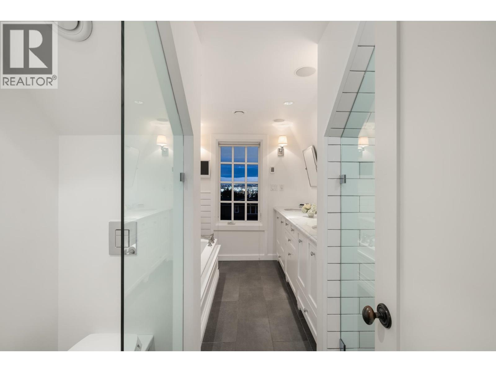 402 Brand Street, North Vancouver, British Columbia  V7N 1E9 - Photo 29 - R3125336