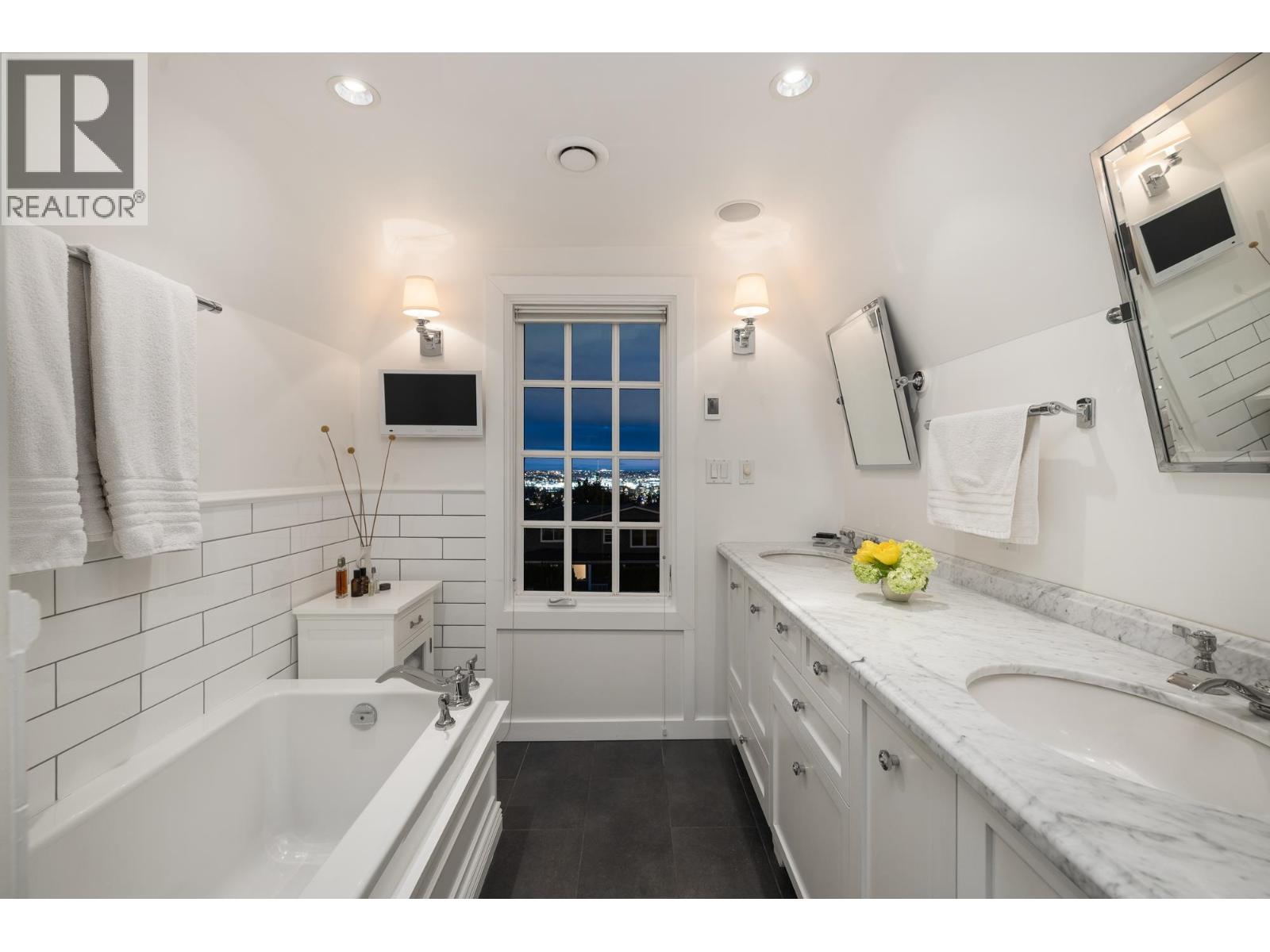 402 Brand Street, North Vancouver, British Columbia  V7N 1E9 - Photo 30 - R3125336