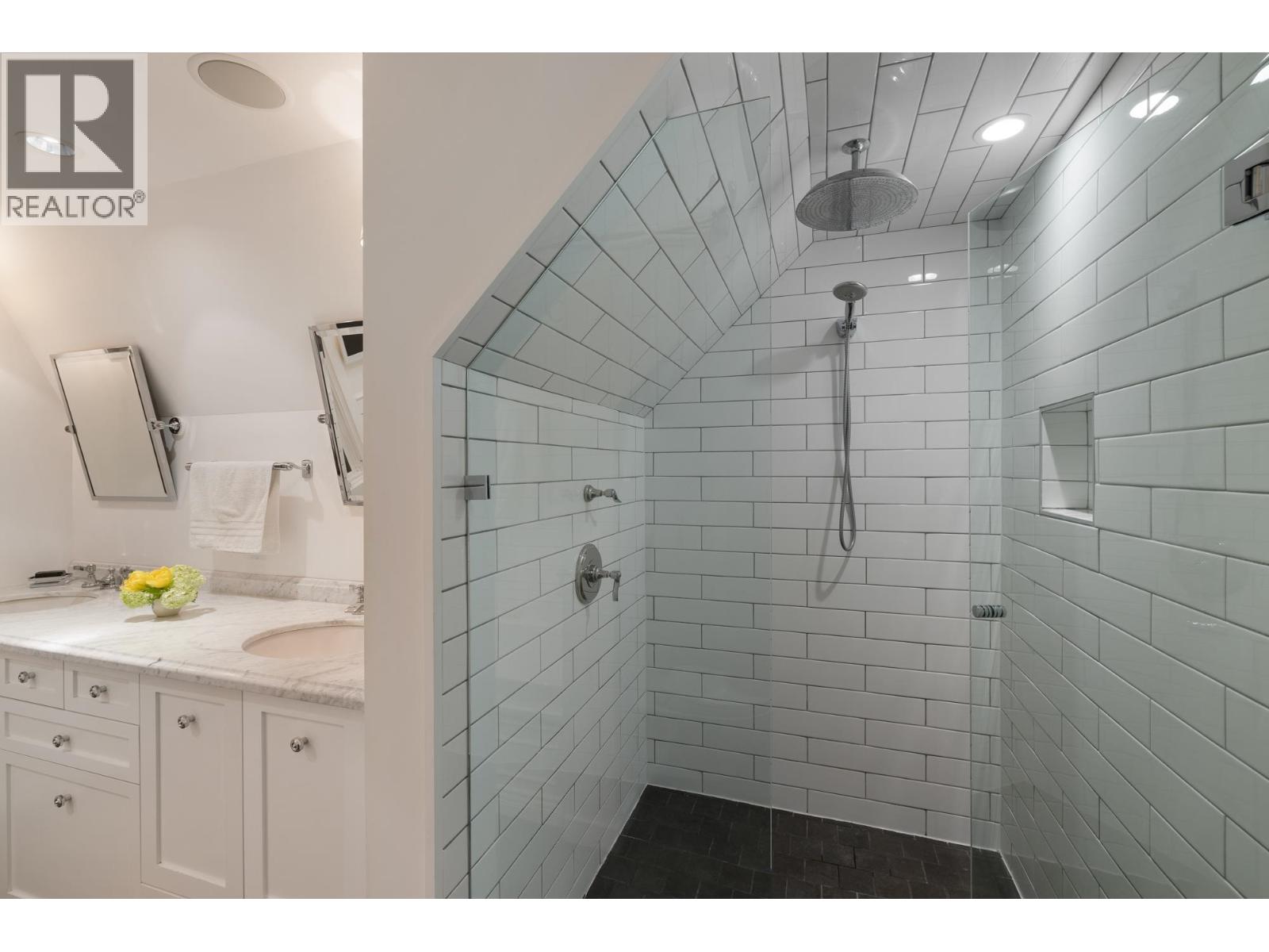 402 Brand Street, North Vancouver, British Columbia  V7N 1E9 - Photo 32 - R3125336