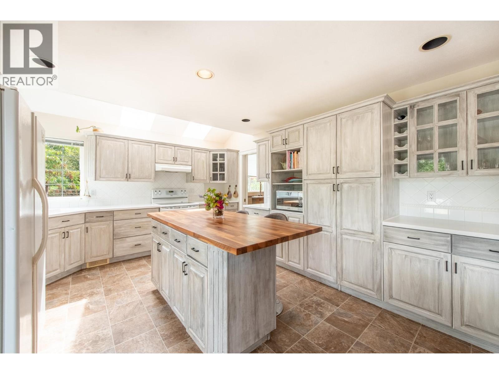 5656 Cook Place, Sechelt, British Columbia  V7Z 0M7 - Photo 3 - R3125355