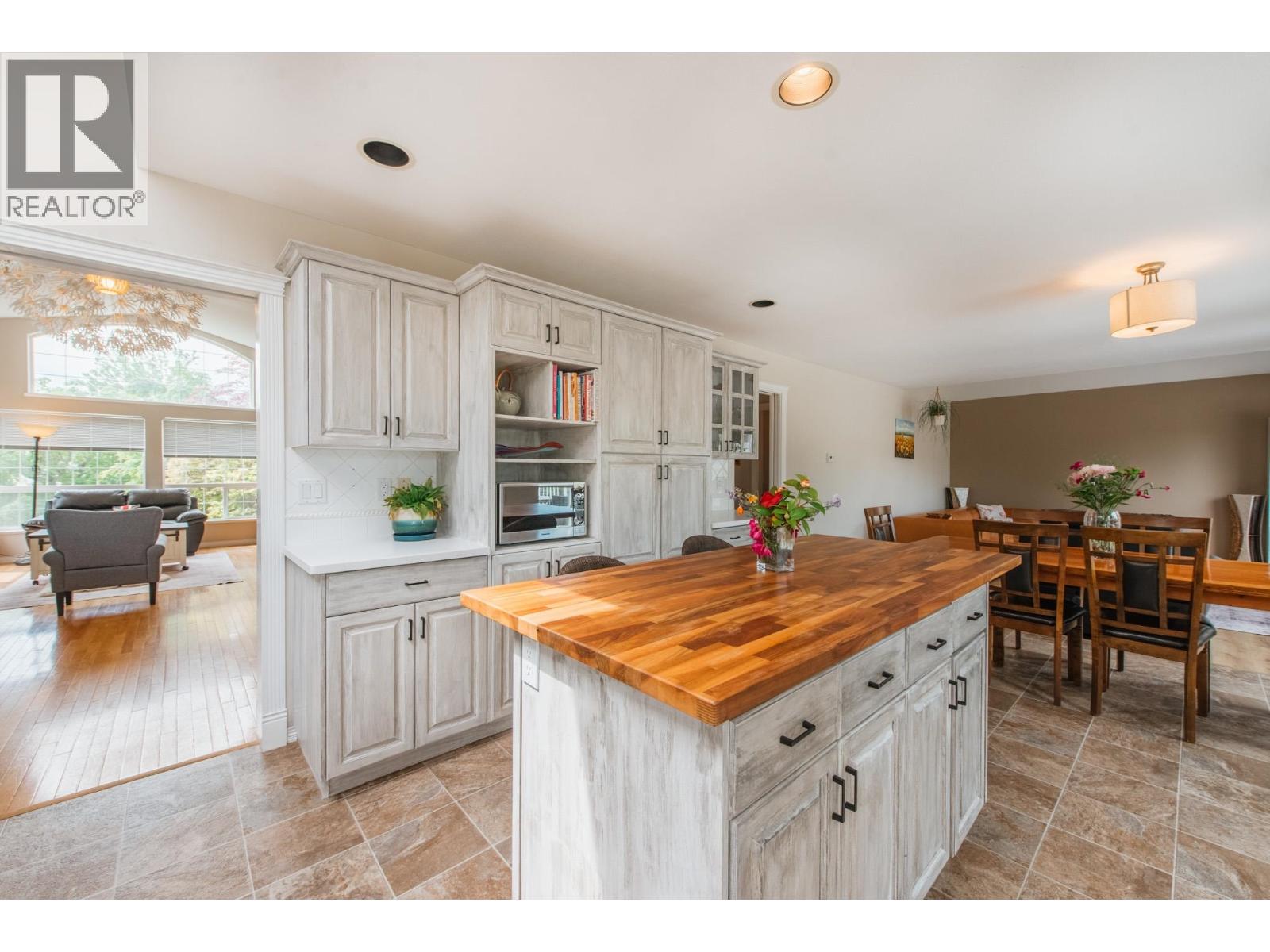 5656 Cook Place, Sechelt, British Columbia  V7Z 0M7 - Photo 4 - R3125355