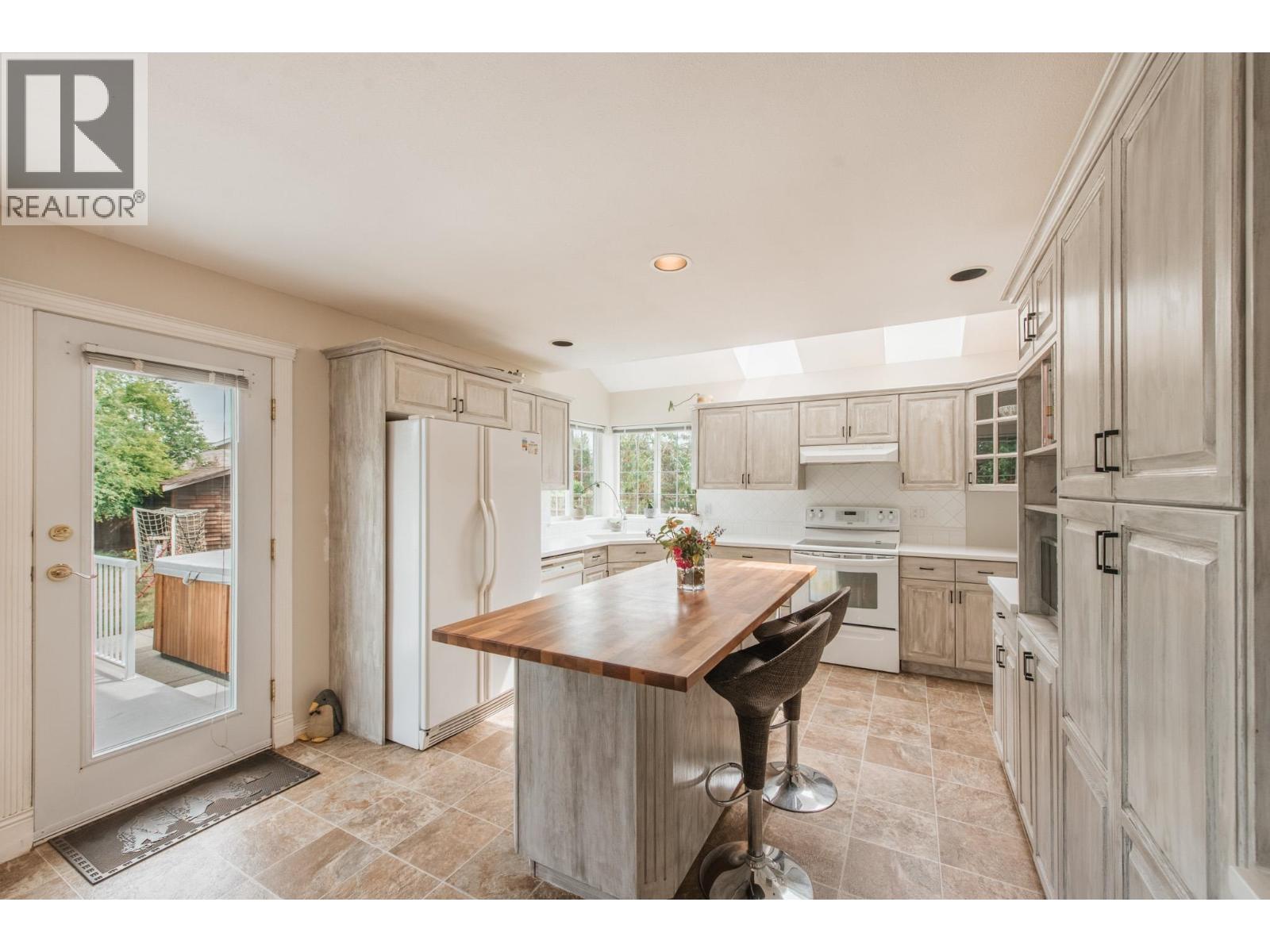 5656 Cook Place, Sechelt, British Columbia  V7Z 0M7 - Photo 5 - R3125355
