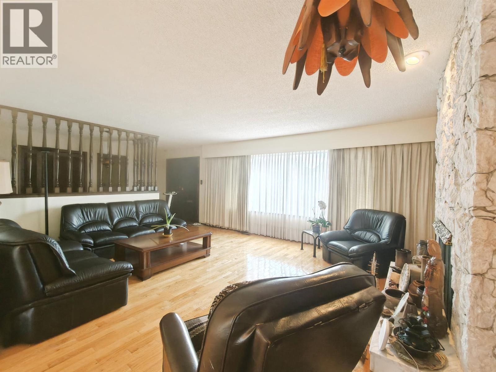 4829 Colbrook Court, Burnaby, British Columbia  V5G 3Y3 - Photo 5 - R3112535
