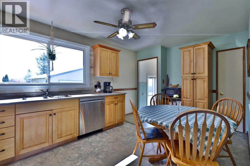 3305 Erickson Drive, Camrose, Alberta  T4V 3X1 - Photo 9 - A2311573