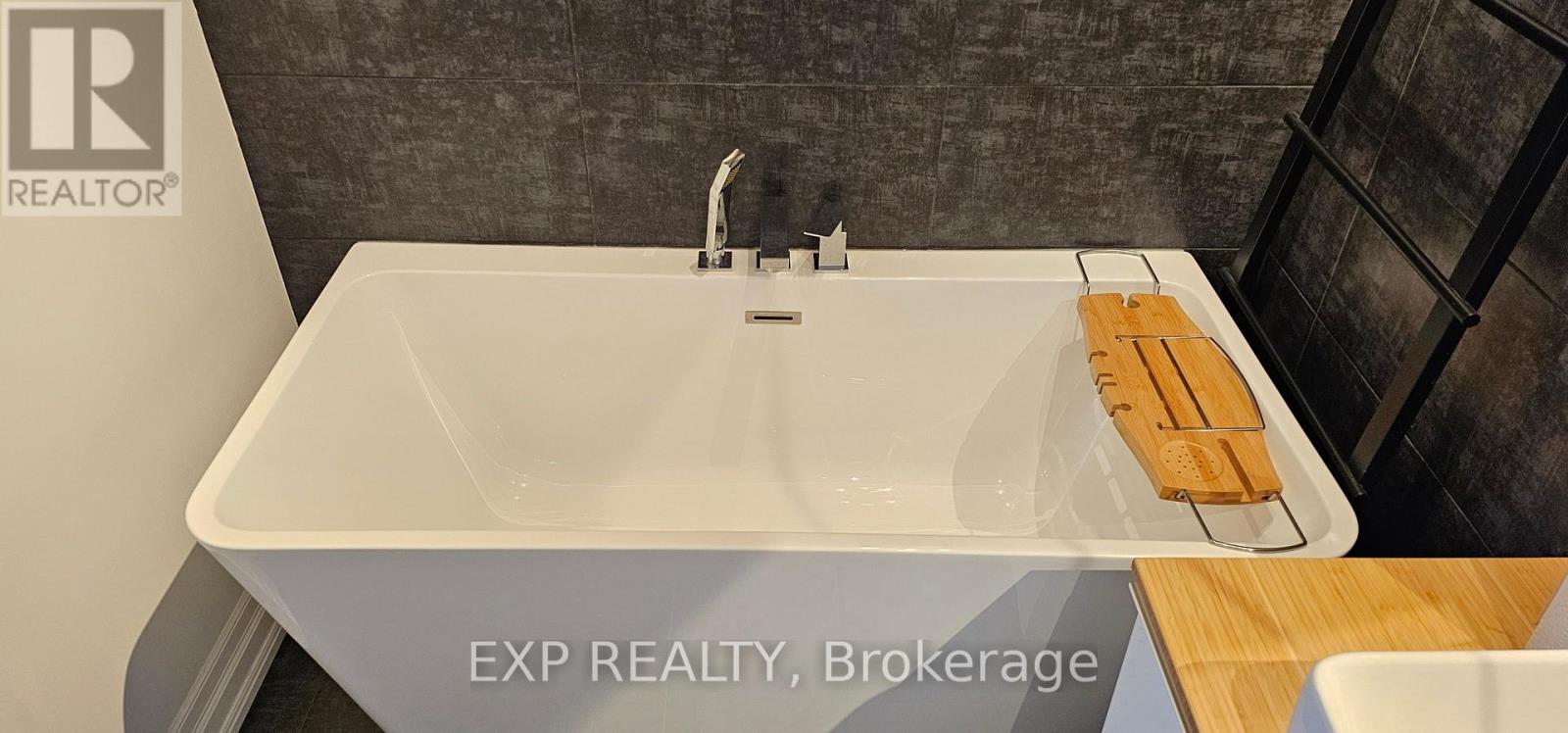 215a Chambers Avenue, Toronto, Ontario  M6M 3L4 - Photo 17 - W13146832