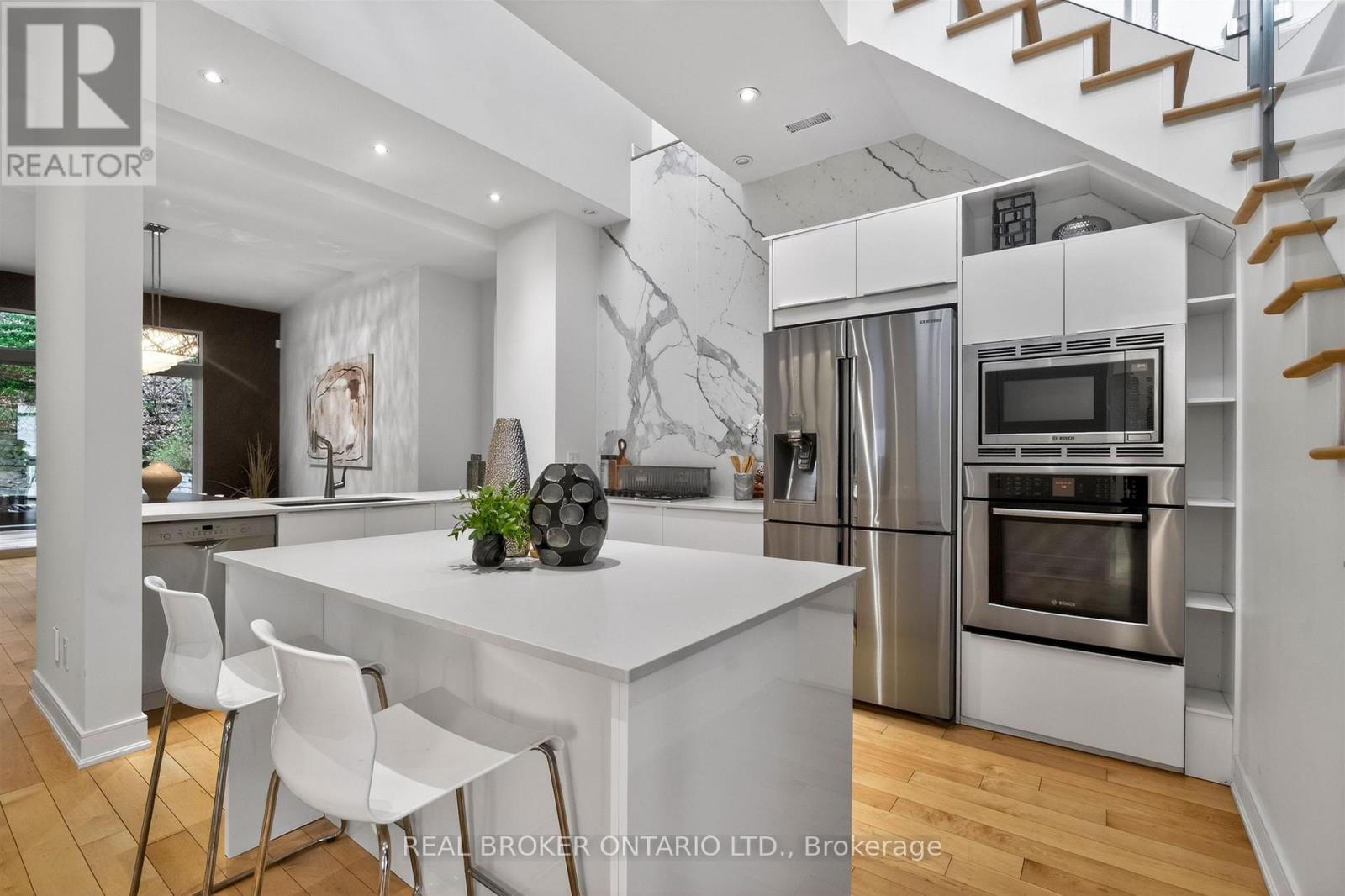 88 South Kingsway Way, Toronto, Ontario  M6S 3T3 - Photo 7 - W12677336