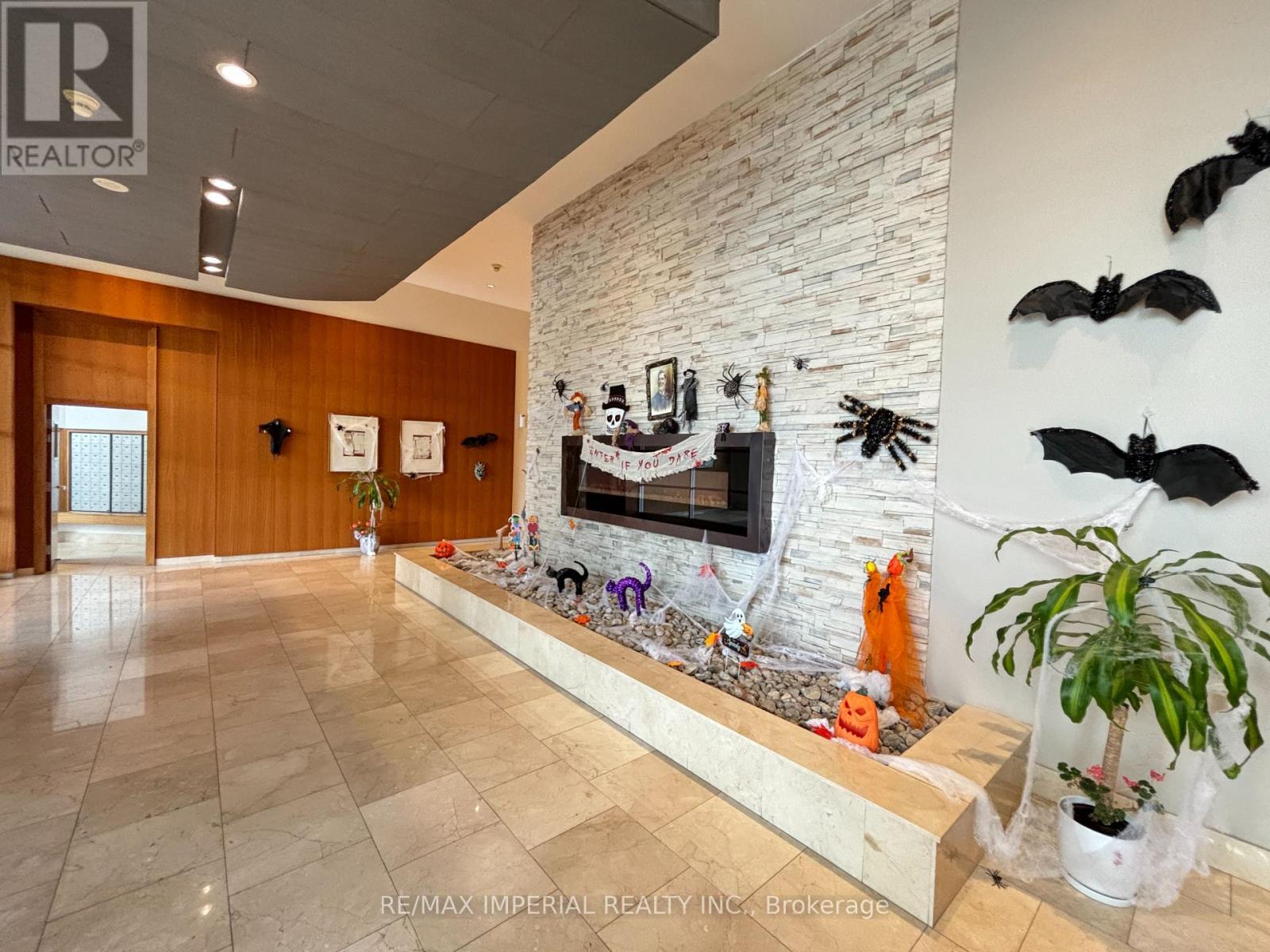 2110 - 220 Burnhamthorpe Road W, Mississauga, Ontario  L5B 4N4 - Photo 2 - W13146960