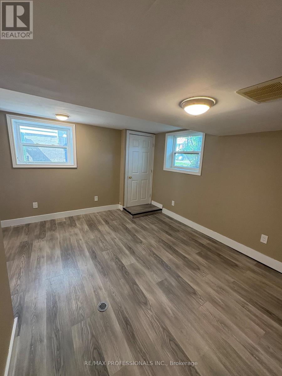8 Birch Tree Crescent, Toronto, Ontario  M6M 2K8 - Photo 5 - W13146690
