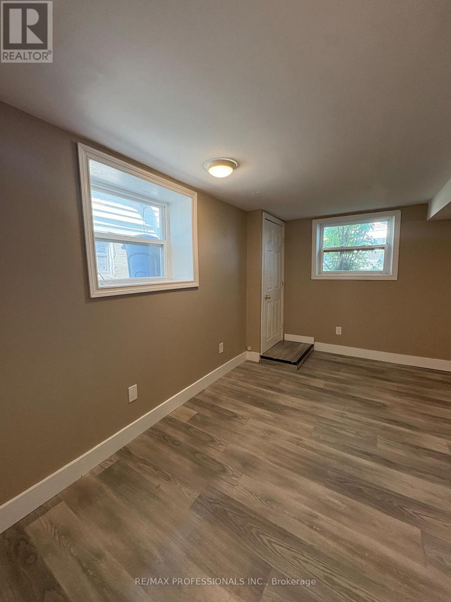 8 Birch Tree Crescent, Toronto, Ontario  M6M 2K8 - Photo 7 - W13146690