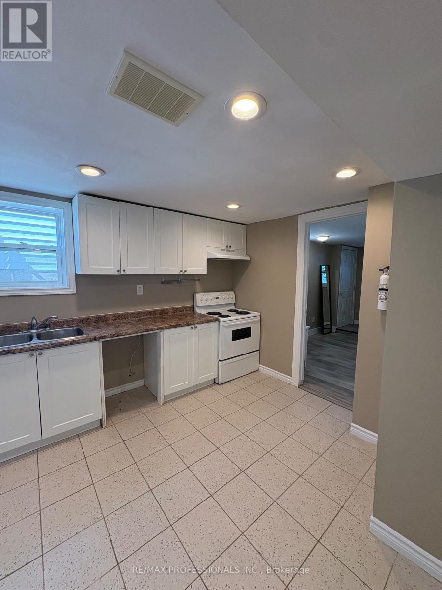 8 Birch Tree Crescent, Toronto, Ontario  M6M 2K8 - Photo 8 - W13146690
