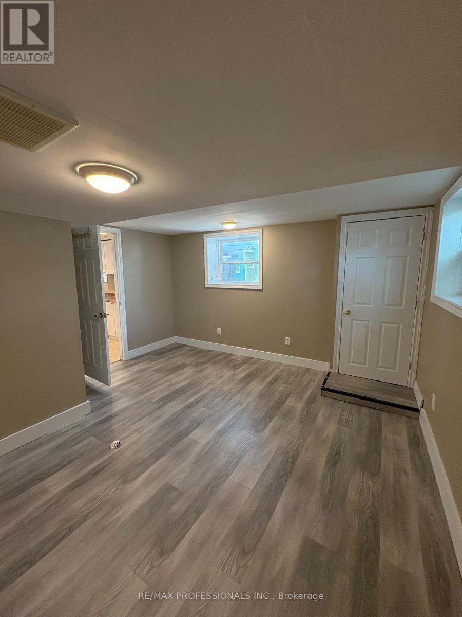 8 Birch Tree Crescent, Toronto, Ontario  M6M 2K8 - Photo 9 - W13146690