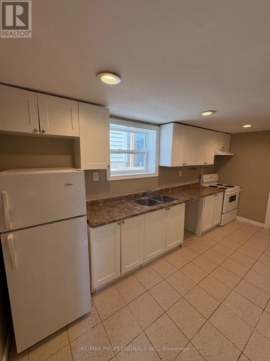 8 Birch Tree Crescent, Toronto, Ontario  M6M 2K8 - Photo 3 - W13146690