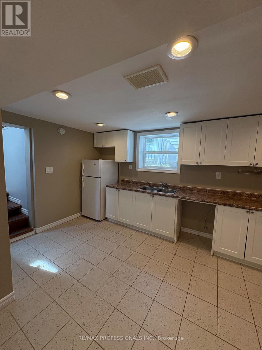 8 Birch Tree Crescent, Toronto, Ontario  M6M 2K8 - Photo 4 - W13146690