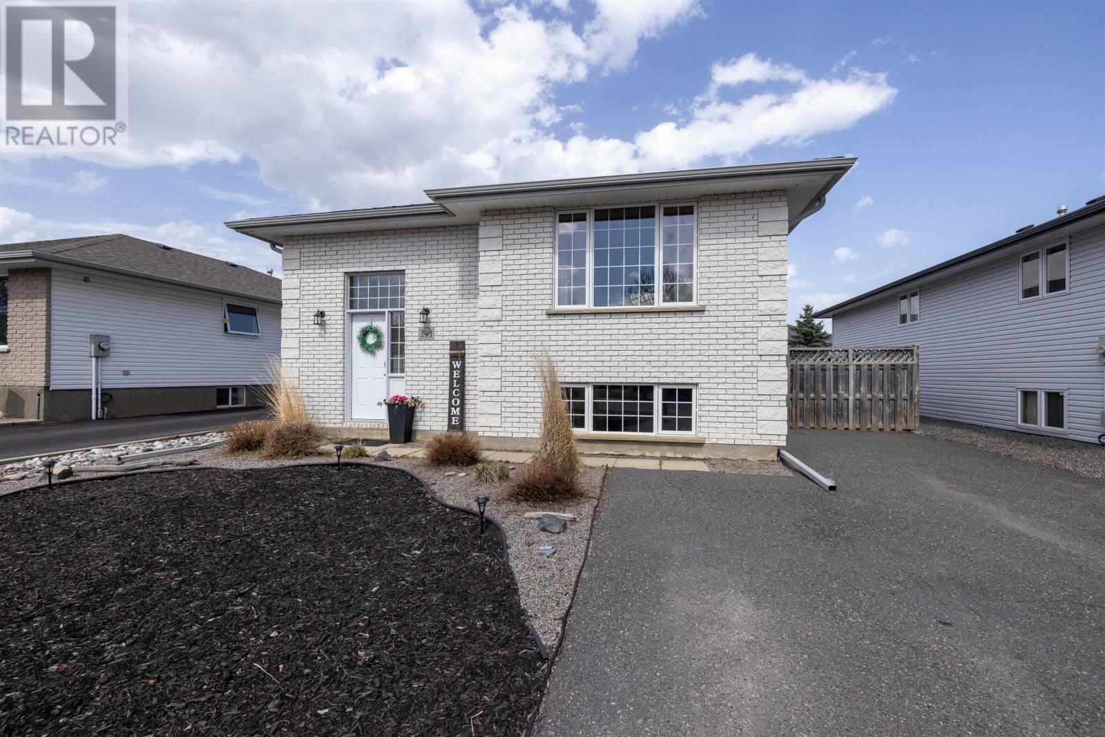 293 Caribou CRES, Thunder Bay, Ontario