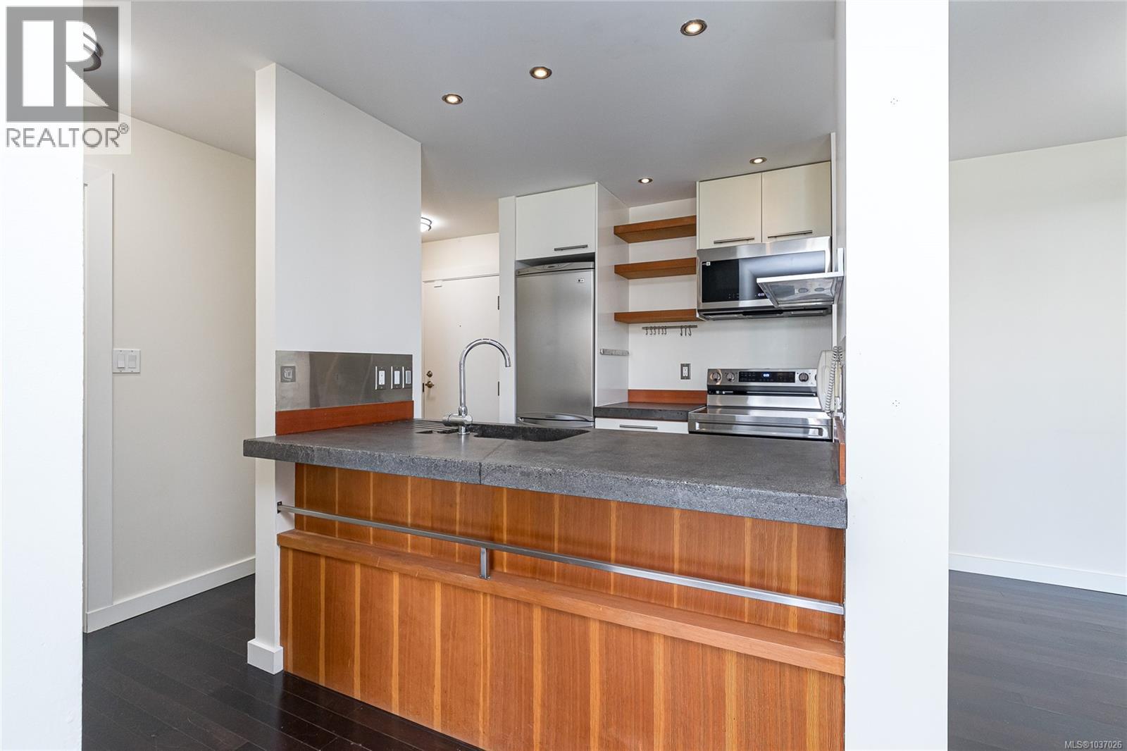 1005 1630 Quadra St, Victoria, British Columbia  V8W 3J5 - Photo 4 - 1037026