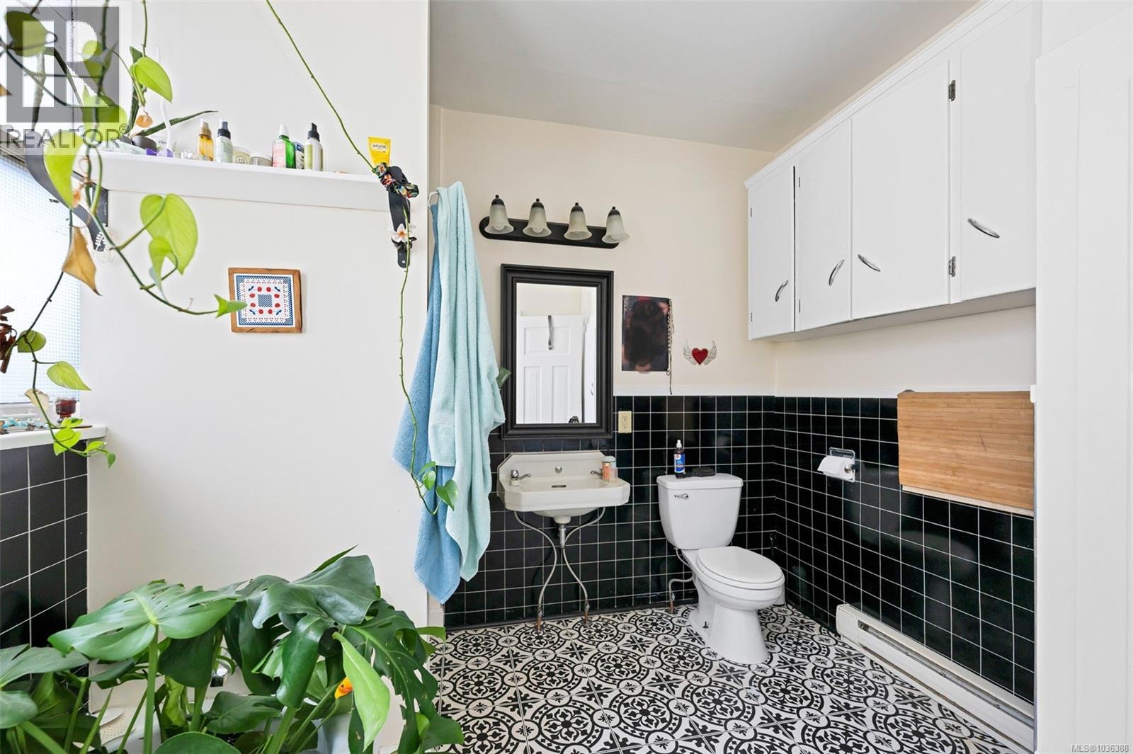 1909 Fernwood Rd, Victoria, British Columbia  V8T 2Y6 - Photo 11 - 1036388