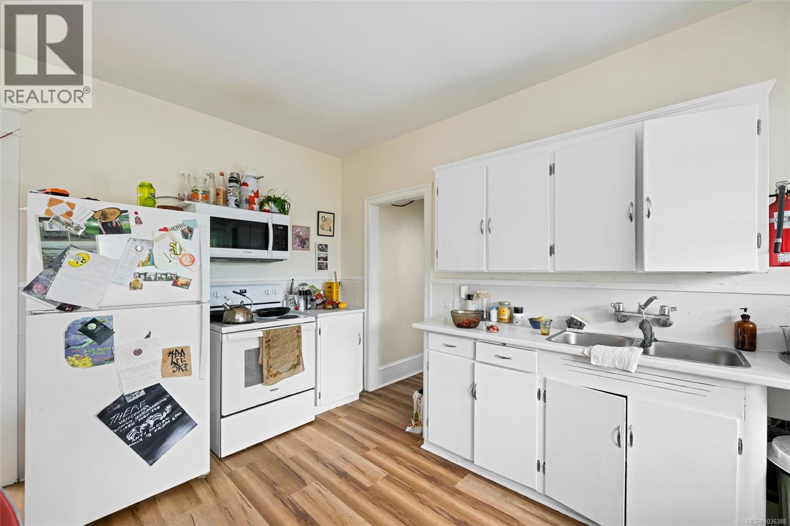 1909 Fernwood Rd, Victoria, British Columbia  V8T 2Y6 - Photo 8 - 1036388