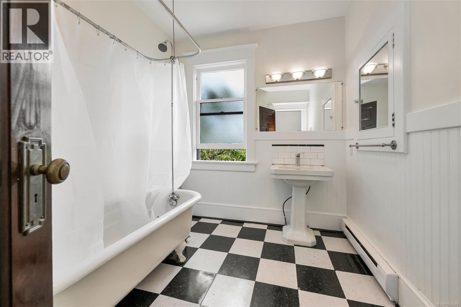 1909 Fernwood Rd, Victoria, British Columbia  V8T 2Y6 - Photo 16 - 1036388