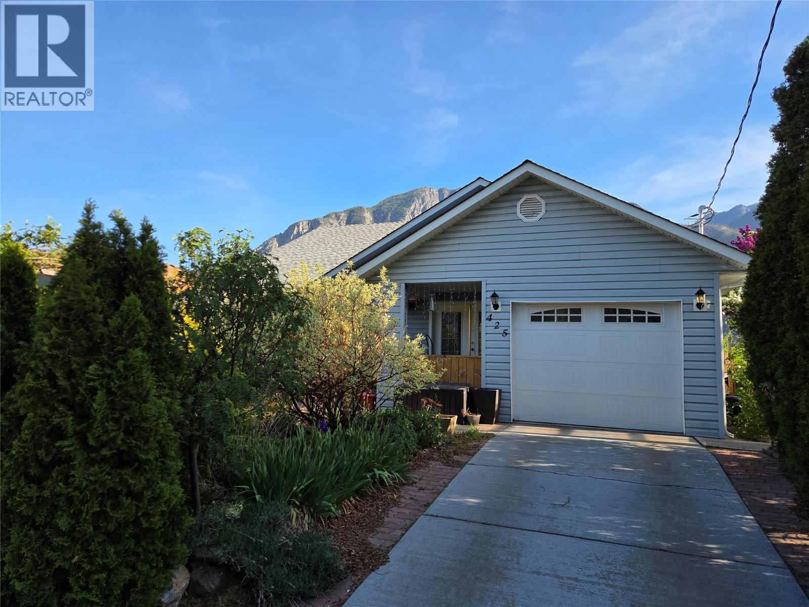 425 3rd Avenue, Keremeos, British Columbia  V0X 1N2 - Photo 1 - 10385674