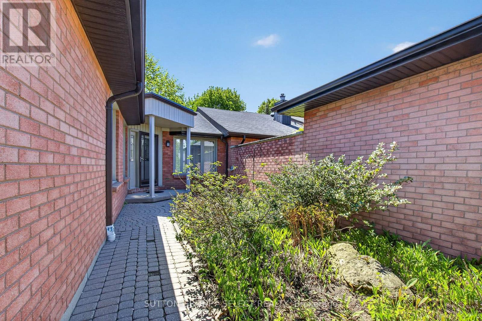 49 - 55 Fiddlers Green Road, London North, Ontario  N6H 4T8 - Photo 3 - X13147134
