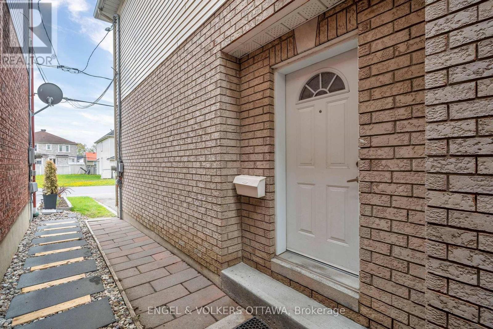 B - 1649 Rosebella Avenue, Ottawa, Ontario  K1T 1E9 - Photo 2 - X13147100
