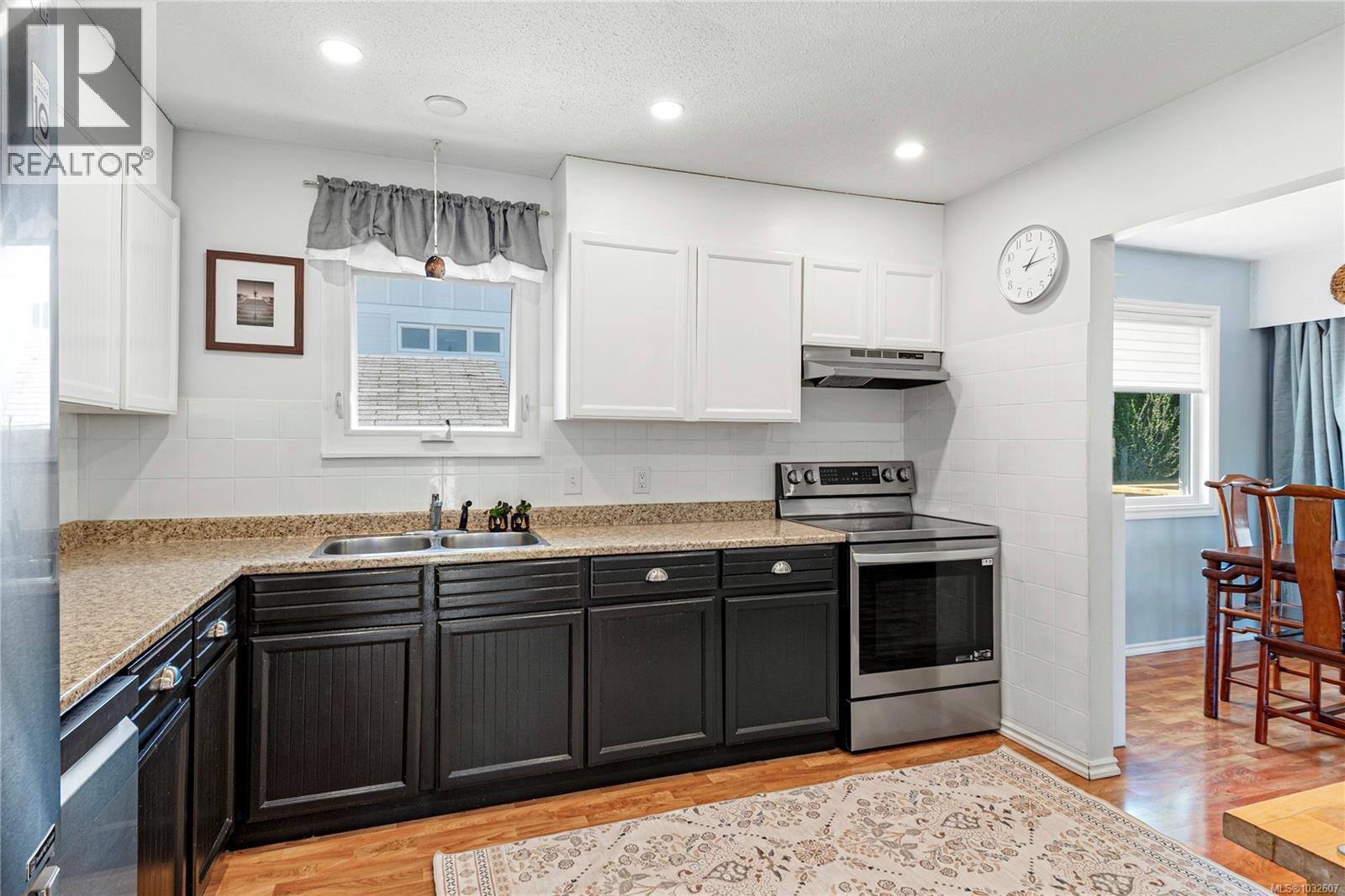 613 Nootka St, Comox, British Columbia  V9M 2L8 - Photo 3 - 1032607