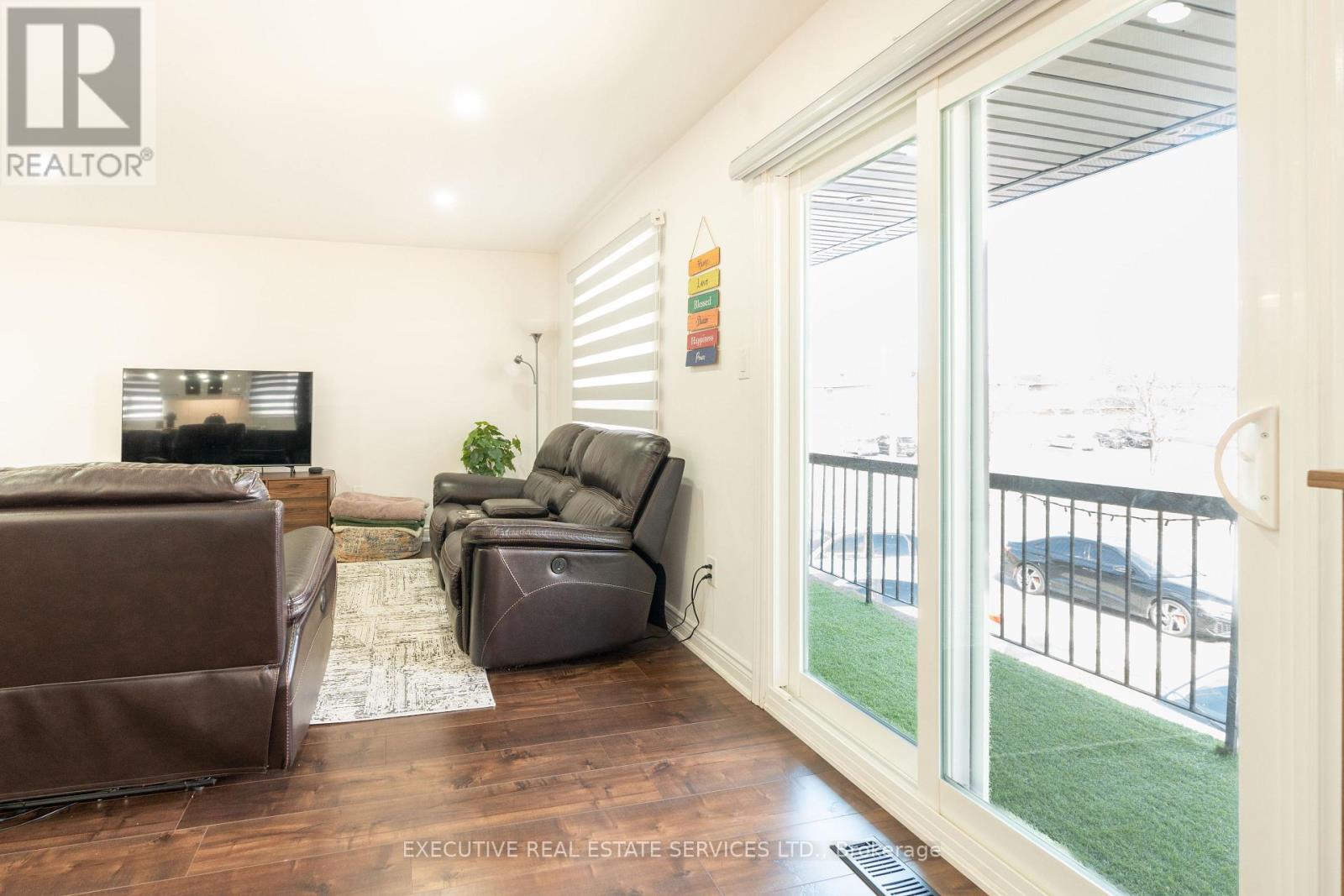 90 Hinchley Wood Grove, Brampton, Ontario  L6V 3M3 - Photo 5 - W13147106