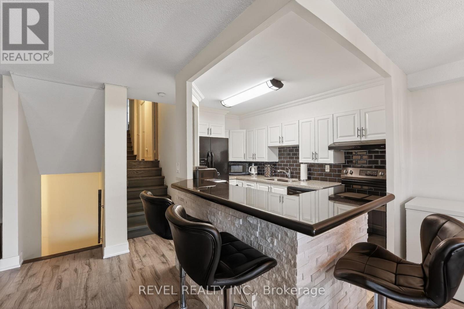 403 - 11 Wincott Drive, Toronto, Ontario  M9R 2R9 - Photo 3 - W13147148