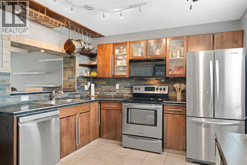 530 Woodbine Boulevard SW, Calgary, Alberta  T2W 5B3 - Photo 6 - A2312450