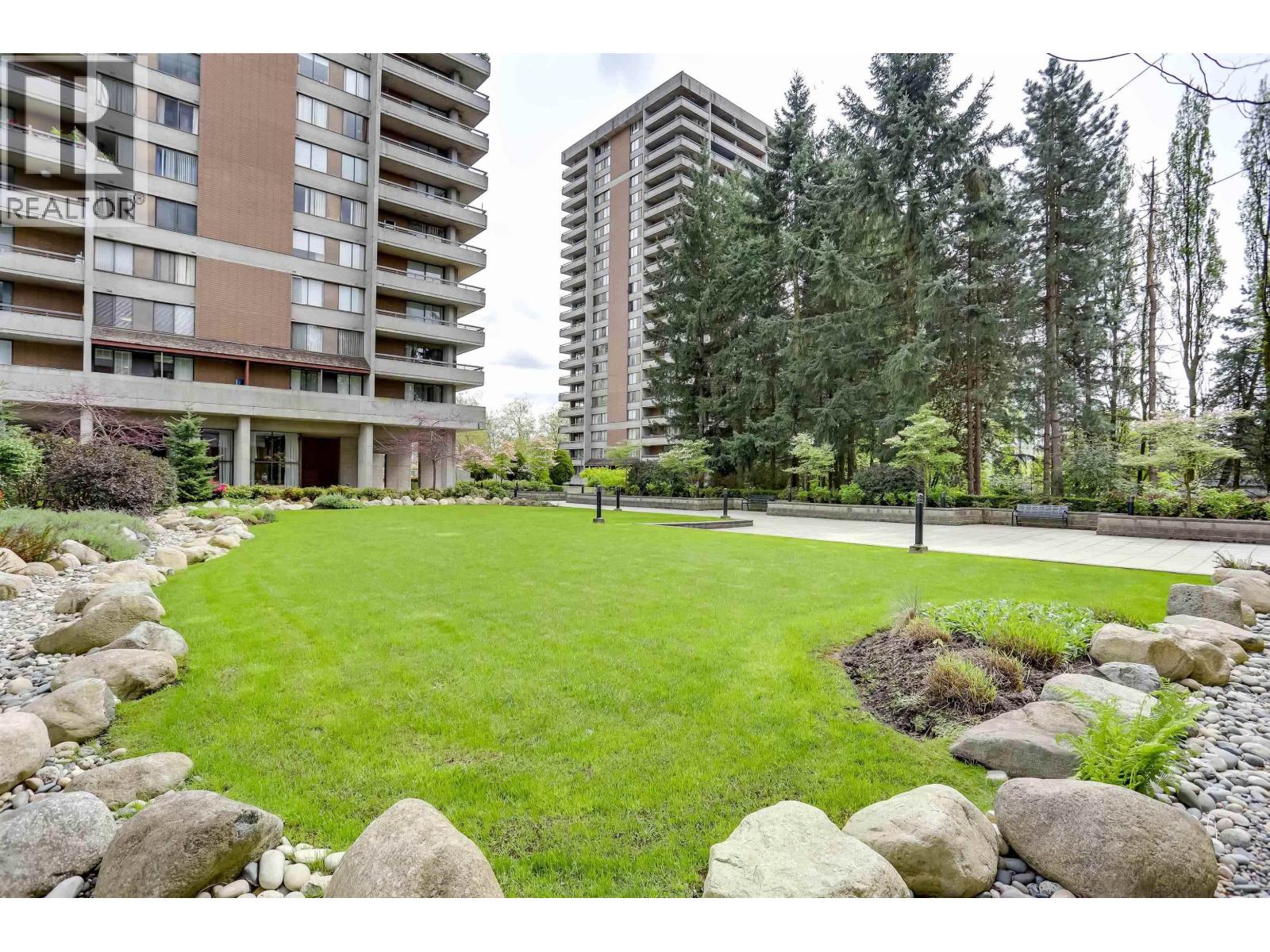 702 3771 BARTLETT COURT, Burnaby, British Columbia
