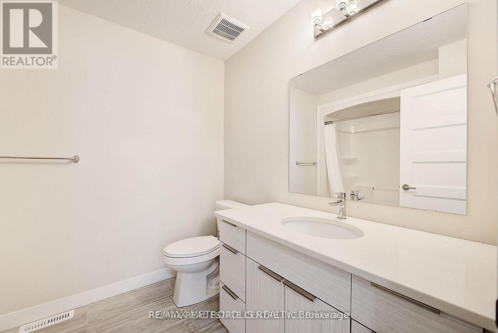 996 West Village Square, London North, Ontario N6H 0J7 - Photo 11 - X13147228