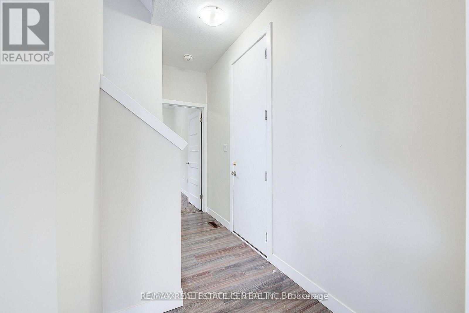 996 West Village Square, London North, Ontario N6H 0J7 - Photo 3 - X13147228