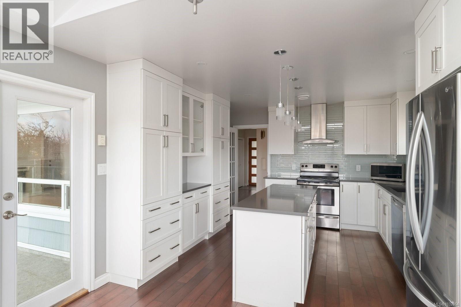 310 Windermere Pl, Victoria, British Columbia  V8S 3J3 - Photo 11 - 1032364