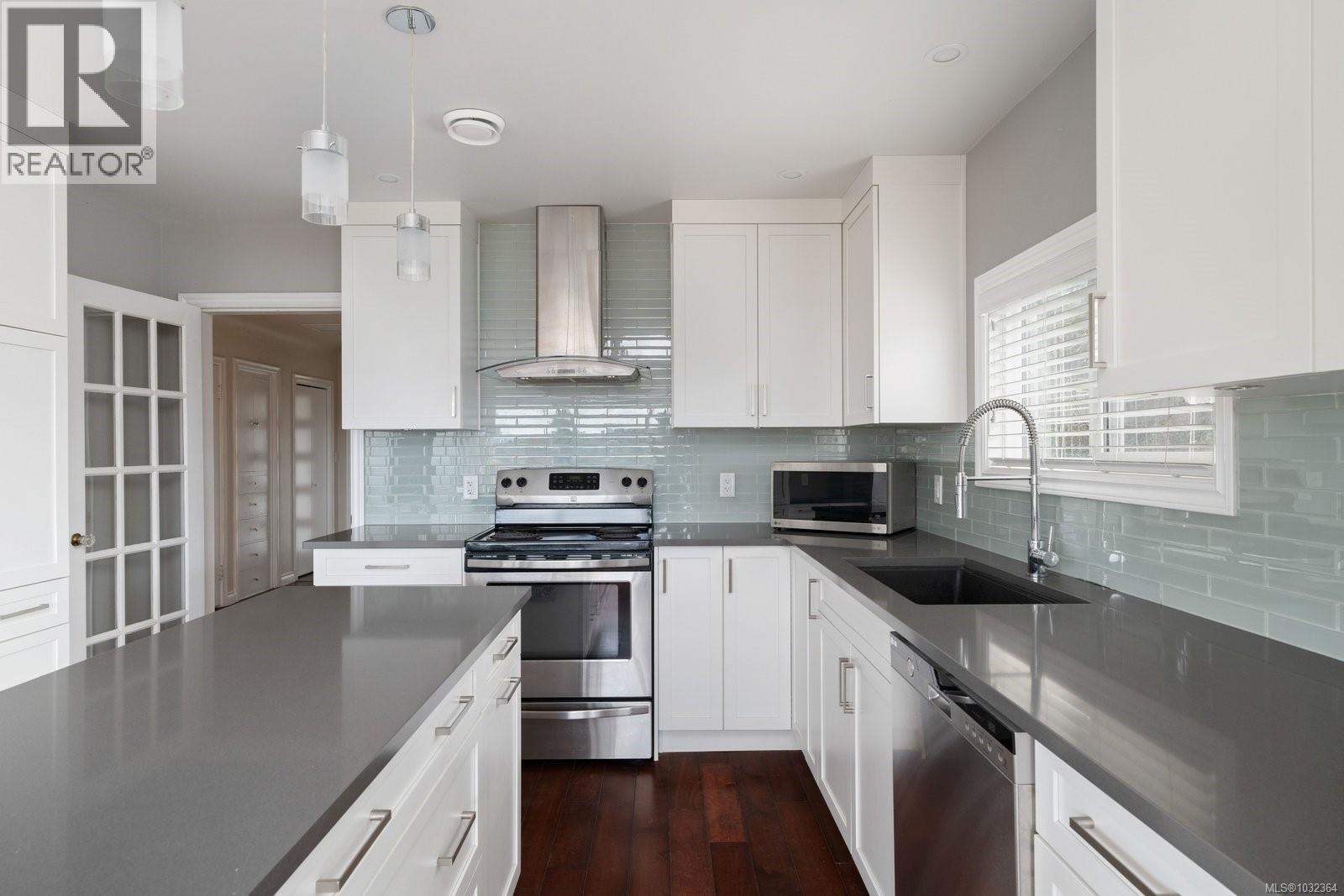 310 Windermere Pl, Victoria, British Columbia  V8S 3J3 - Photo 12 - 1032364