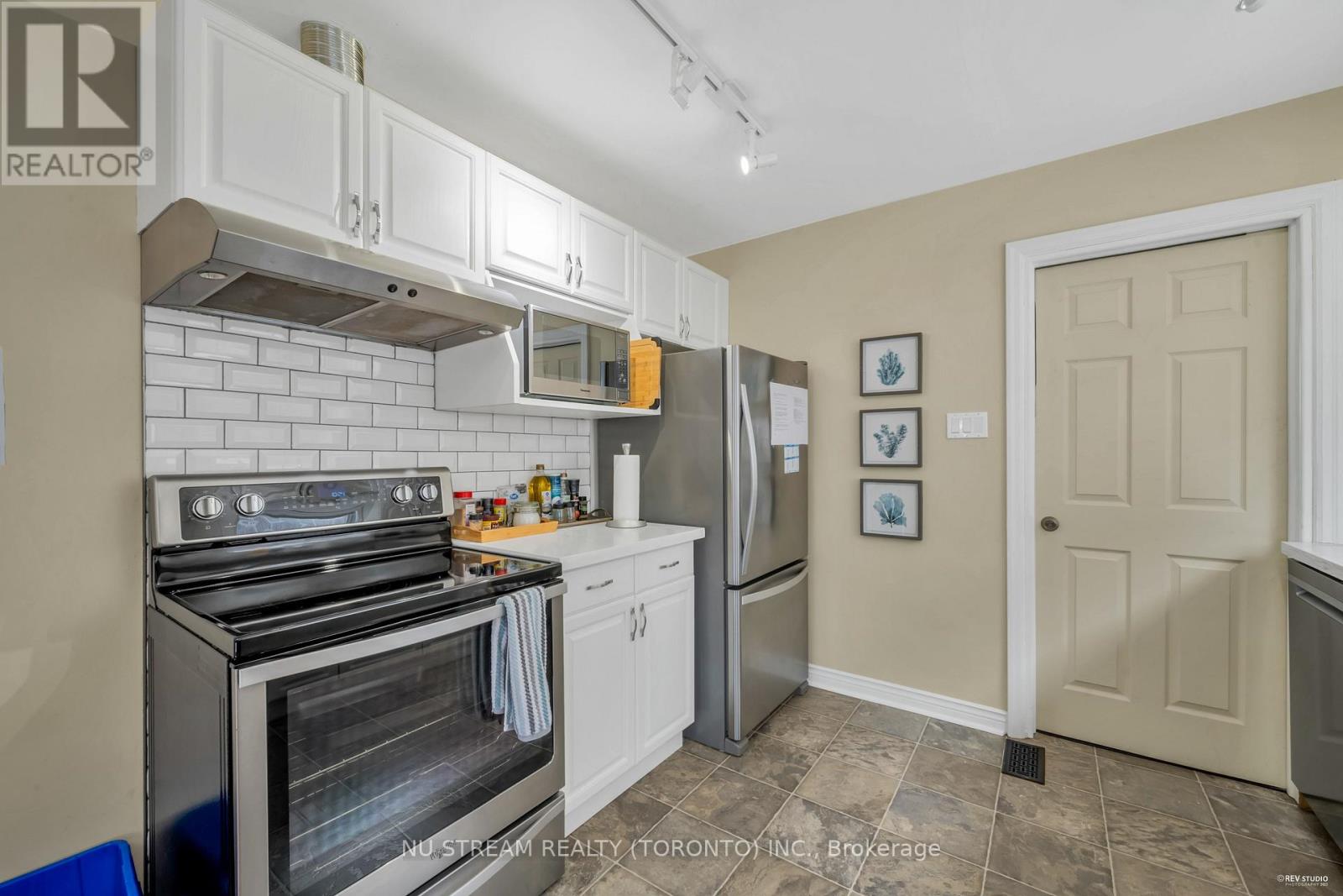 Main Floor - 5 Highvale Road, Toronto, Ontario  M1L 3R2 - Photo 10 - E13147266